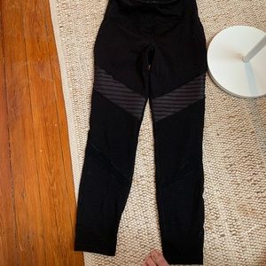 Old navy‎ active workout pants. Worn once. 26 retsil
